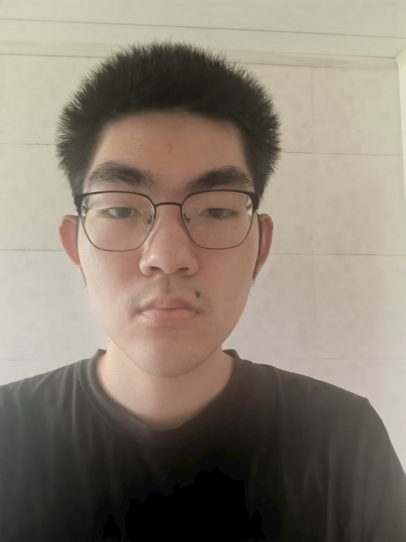 黄予何